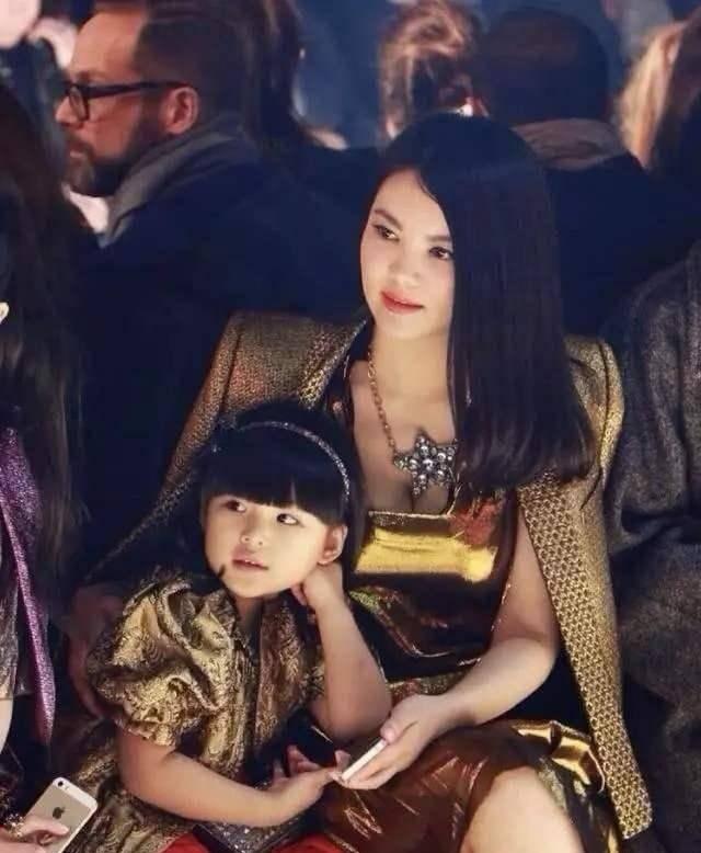 李湘曾在节目中说：“我女儿王诗龄的一枚发卡3万，一个小熊玩具9万，身上穿的衣服每