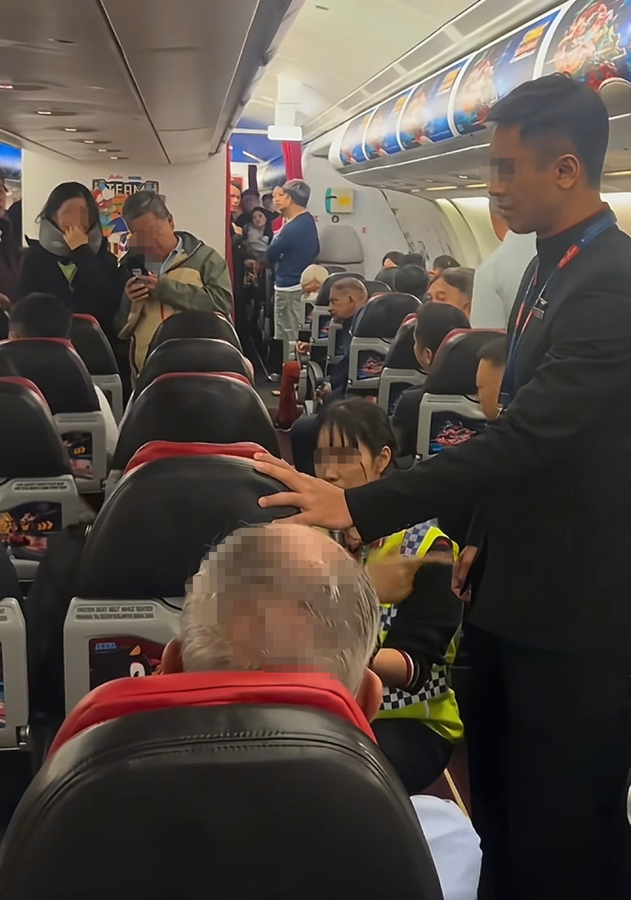 怒怼空乘女子还原事发全过程这事儿现在双方各说各的，但核心脉络已经很清楚了——重庆