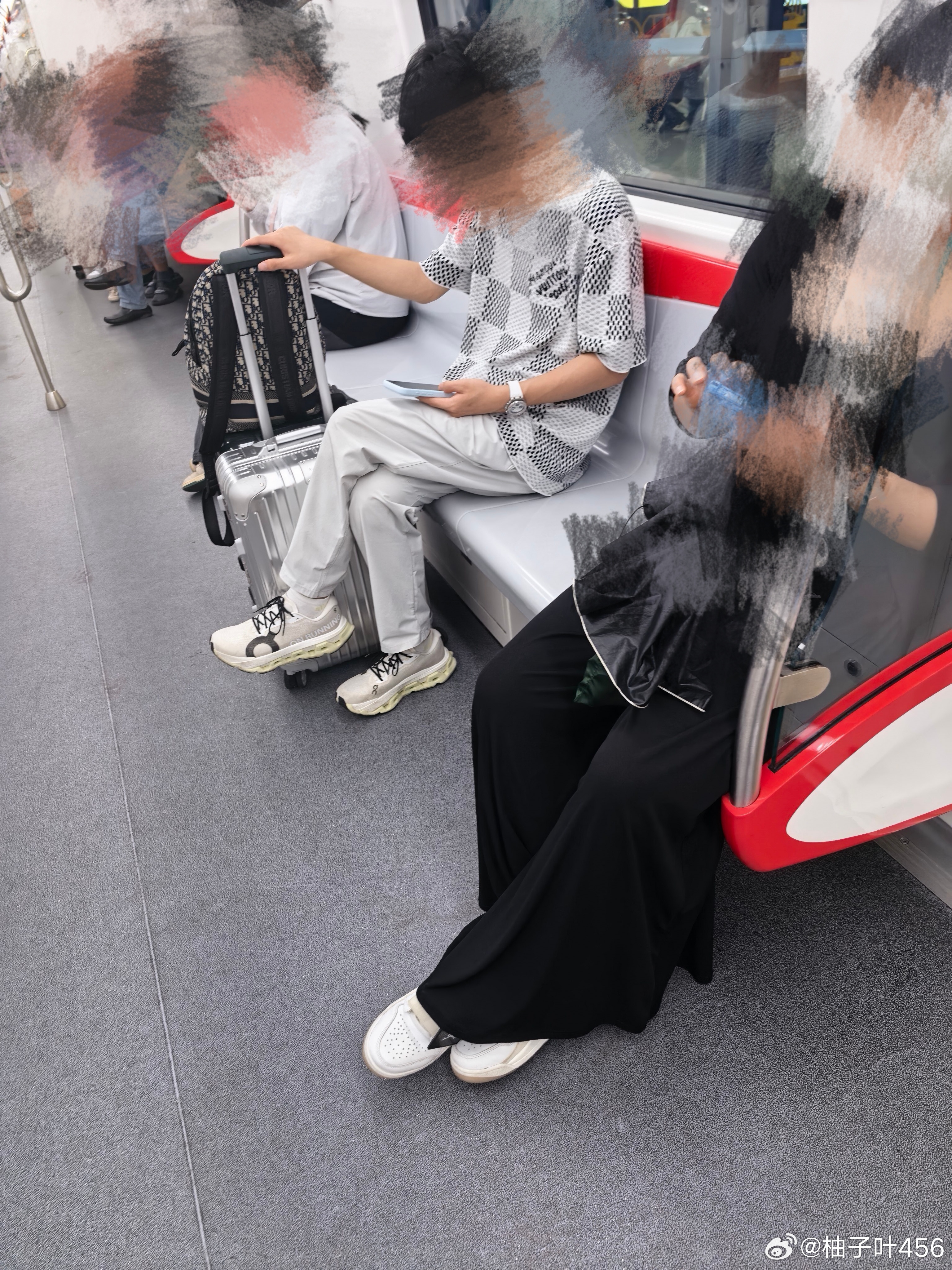 这一身不得二十个w以上表还是镶钻的