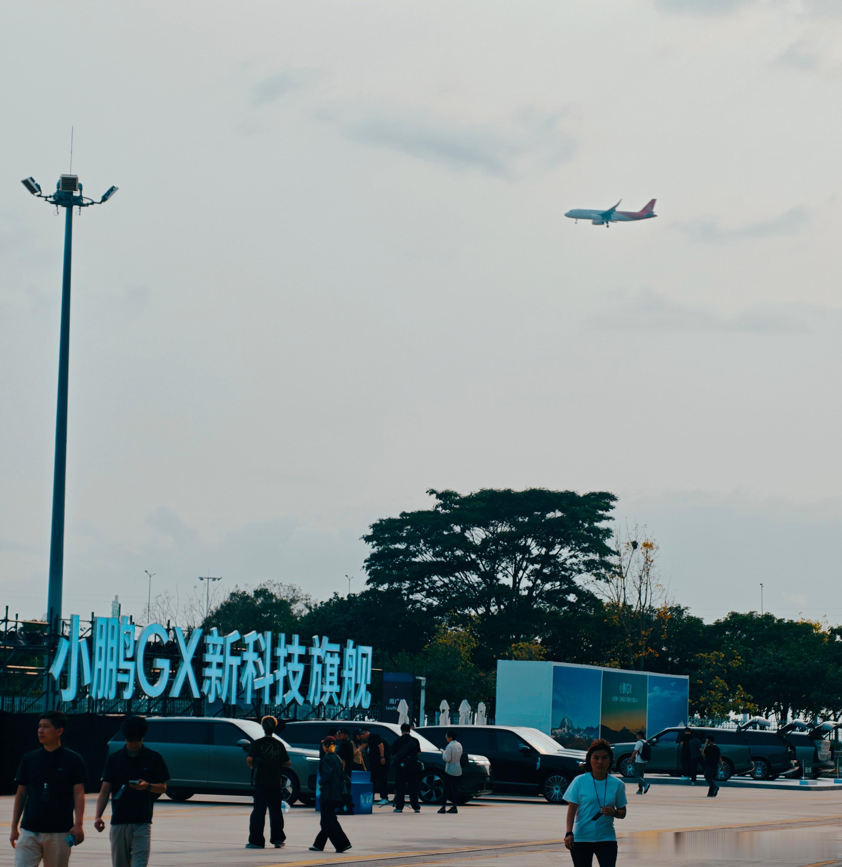 GX 飞机以及一种比较骚气的颜色新科技旗舰小鹏gx今晚预售