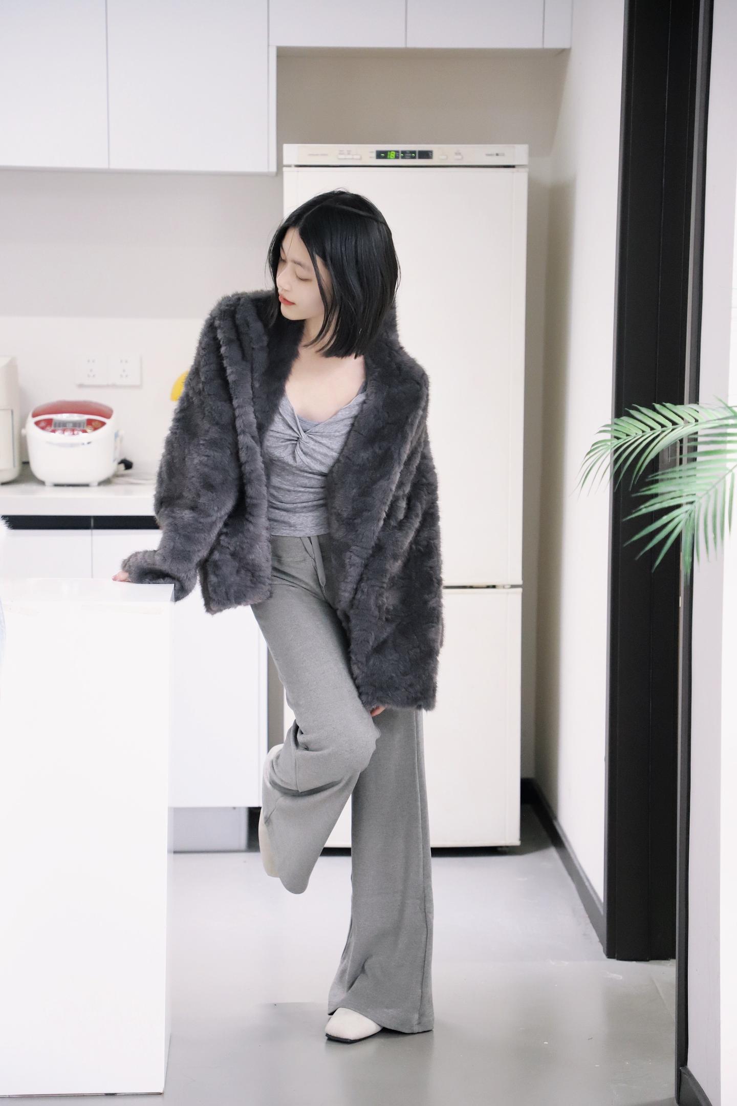 灰色。