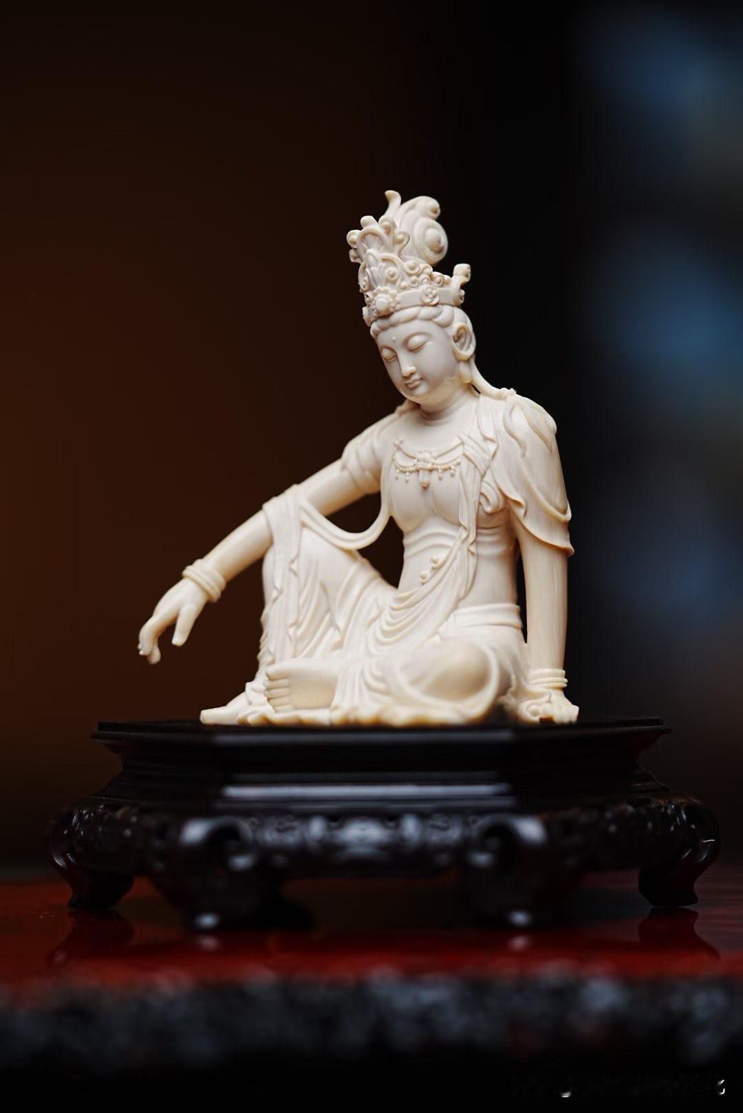 有一种自在，不在于繁华，而在于一份从容。

观音舒坐流云之间，低眉含笑，衣袂层叠