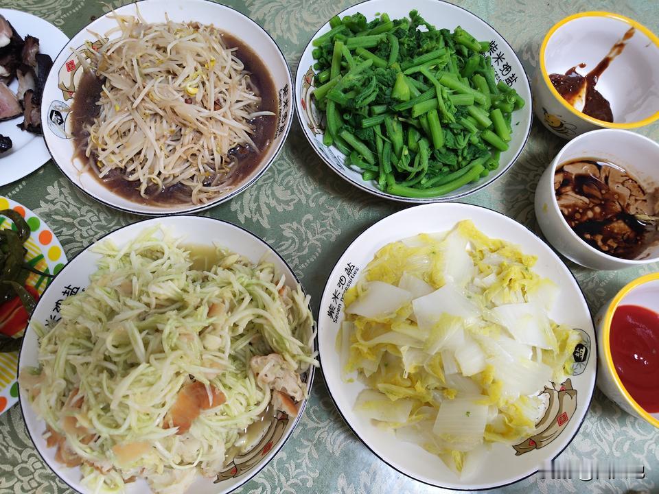 今日美食，以清淡为主，水煮南瓜尖，水煮娃娃菜， 清炒绿豆芽，凉拌黄瓜，清蒸腊肉，
