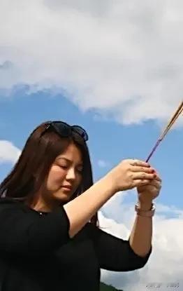 主播李湘15年前在三亚南山烧香拜佛的情景又被翻出来。当时被网友理解为拜佛求子。那
