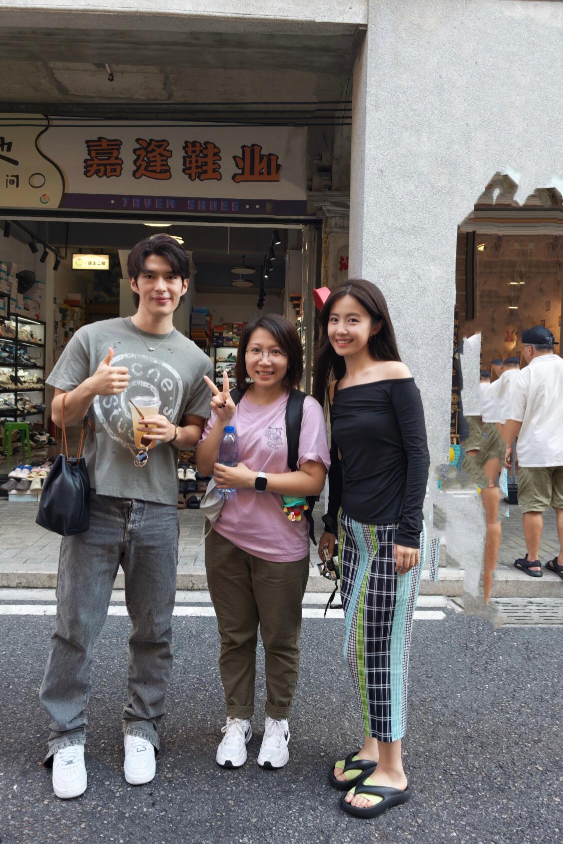 谁懂啊家人们！我居然把茜惠看成罗拉了，这俩人氛围感也太像了，差点认错人爆料