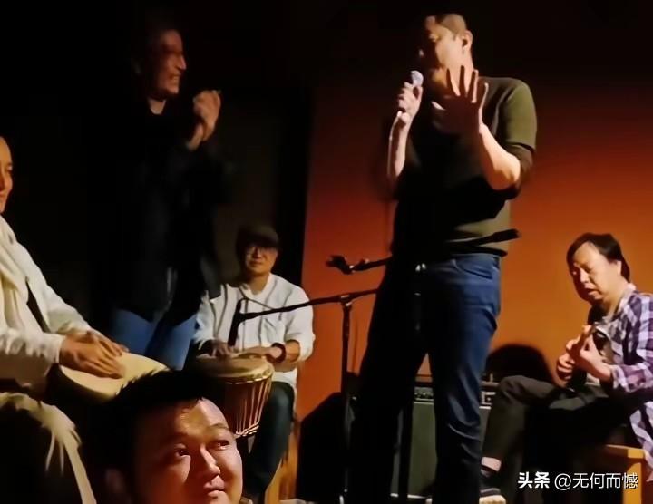 李亚鹏先生春节期间很放松，跟朋友们在一起喝酒唱歌，很是快乐，实实在在讲，这个人活