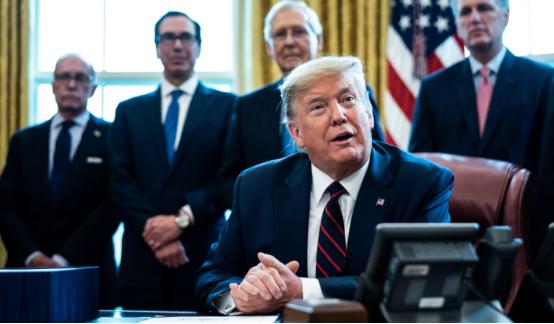 太少见了，面对这场顶流盛会，特朗普断了十年惯例头一回缺席，实在让人意外。
 
据