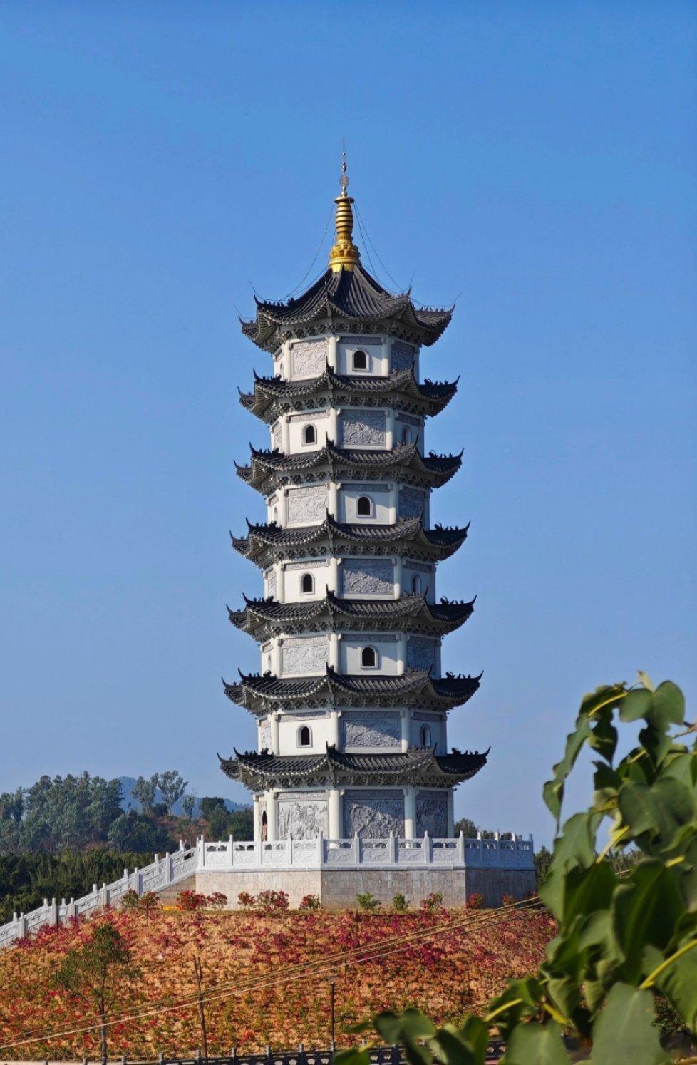 赵匡胤执政后期，赵光义的势力已经尾大不掉了。赵匡胤一度想迁都洛阳，但是总是遭到赵