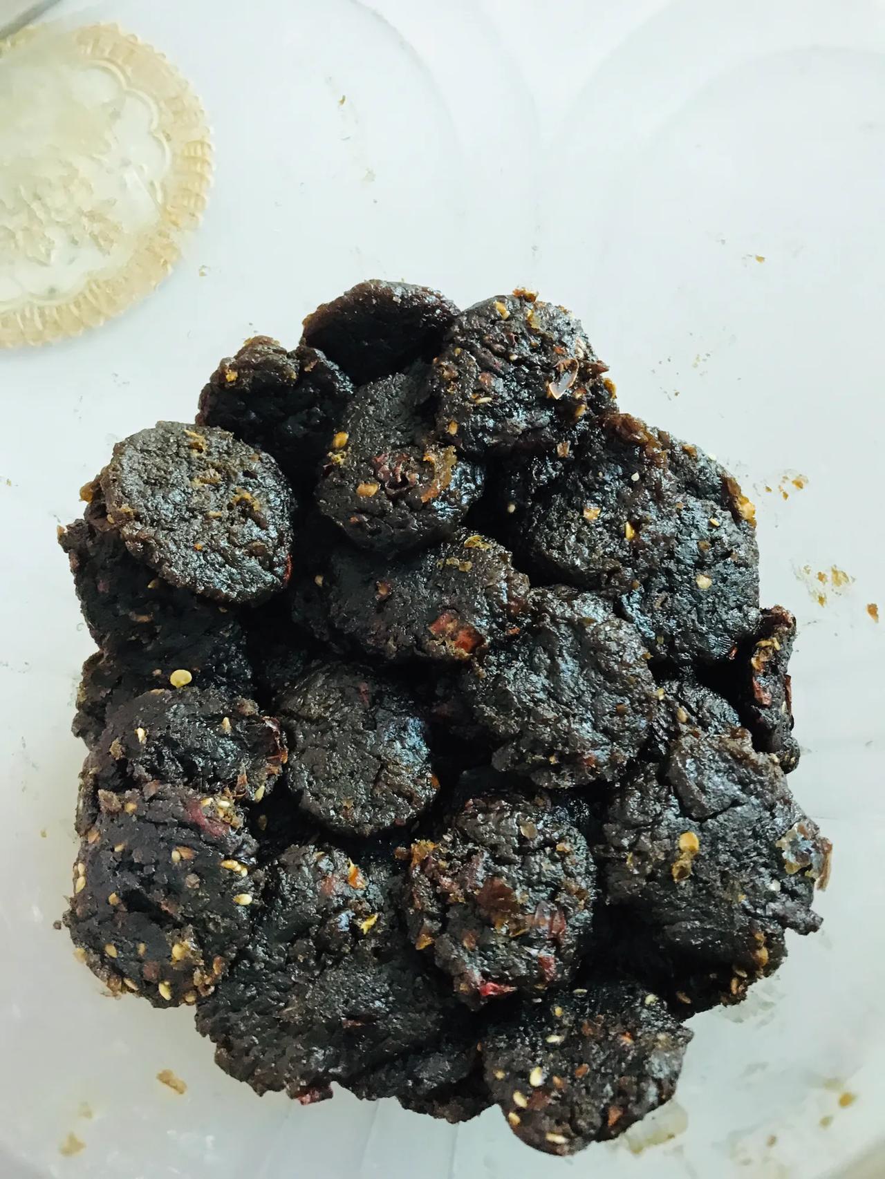 这种地方特产小吃估计99%的人没吃过！

看起来黑乎乎是不是特别瘆得慌？但吃起来