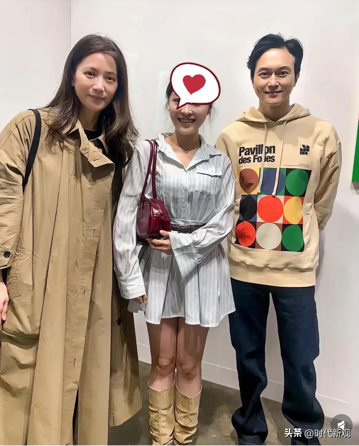 53岁的张智霖和袁咏仪夫妇近照！
近日，有女网友在香港某会展中心偶遇张智霖和袁咏