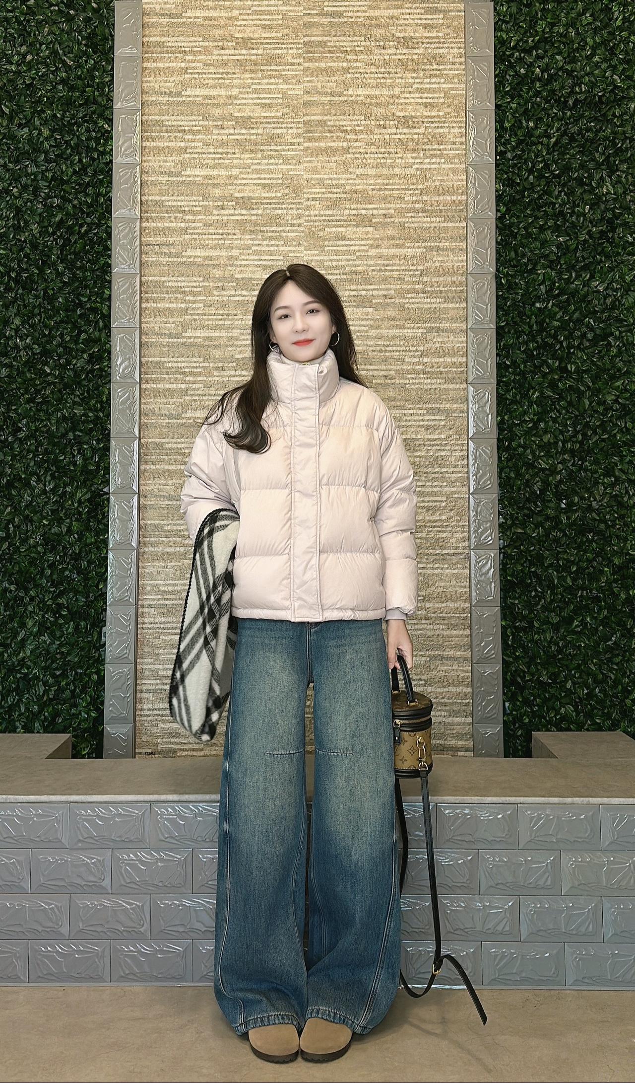 接受脸上的皱纹，更爱眼里的通透
岁月给的印记，每道都藏着故事羽绒外套 过年穿搭