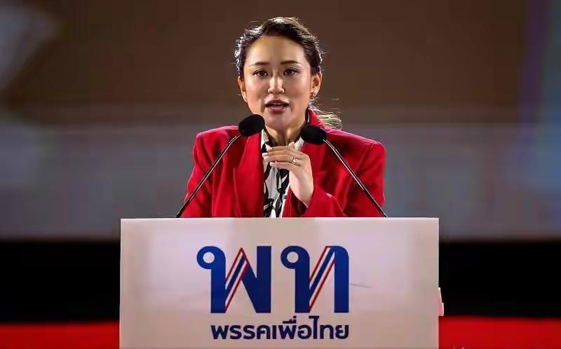 ​佩通坦的遭遇让人看到了泰国的真正的政治根基本质。人们看到了王室和军阀的重要性，
