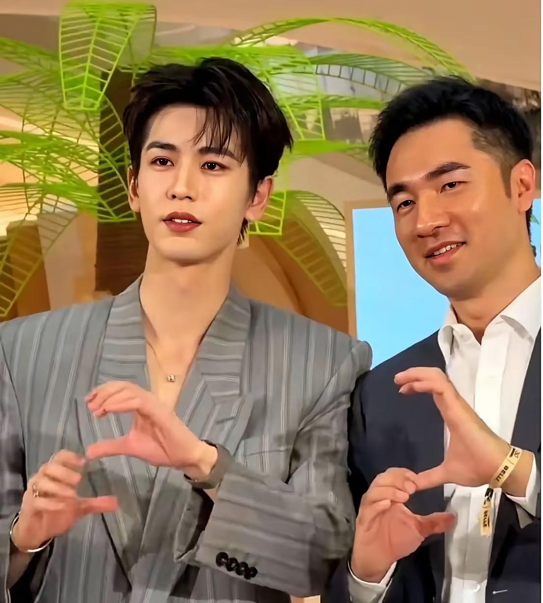 相信绝大多数人会更喜欢右边这位，都在夸张凌赫帅气，现在也是娱乐圈的顶流，但当他和