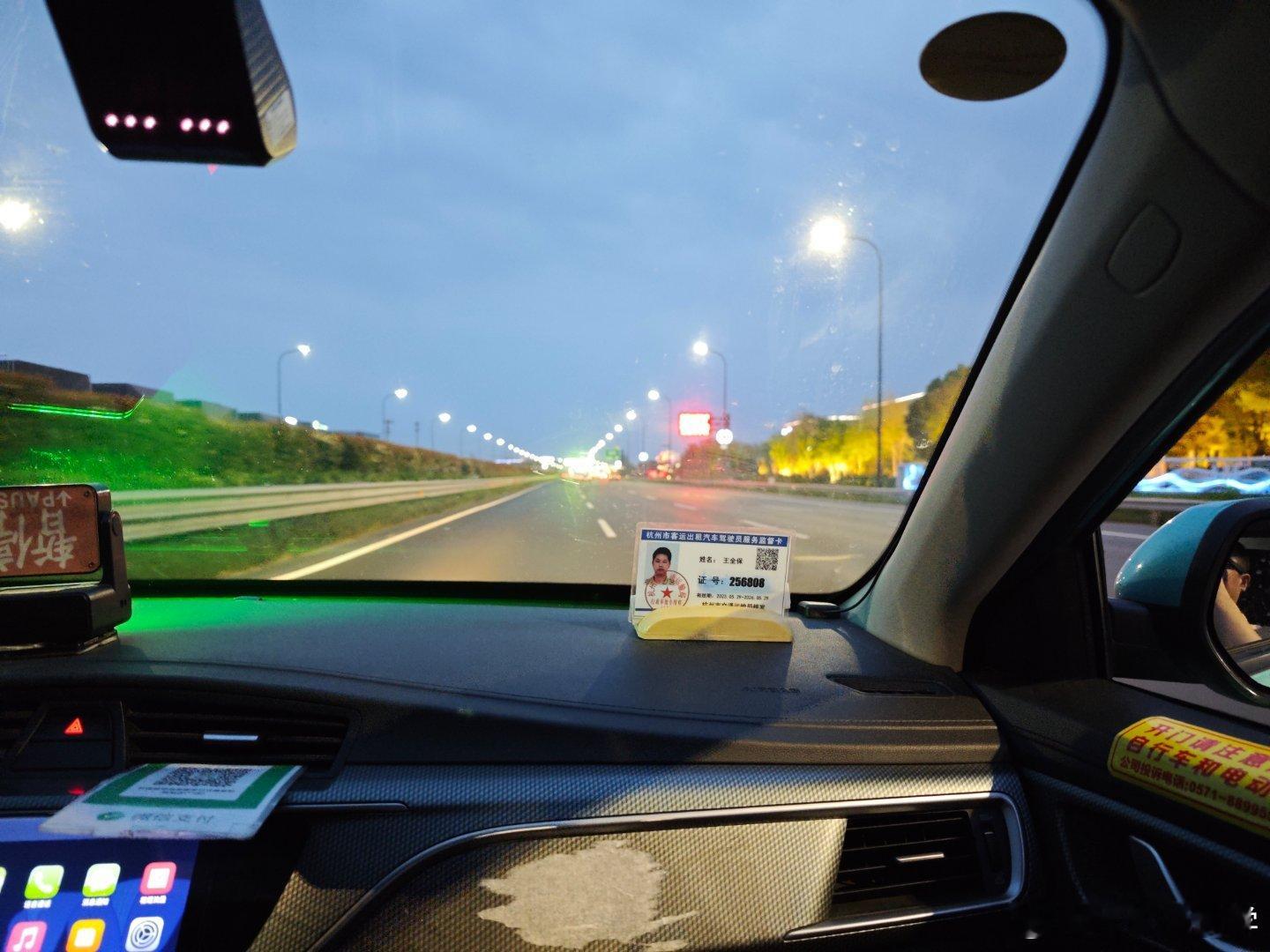 飞机晚点了，现在正在飞速赶往杭州电竞中心发布会的现场。蔚来es9