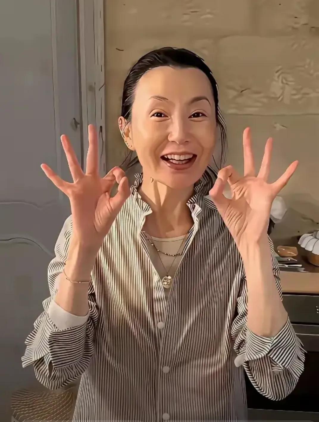 女神也会老？

看到张曼玉近照，有点儿不敢相信。

那个在《花样年华》里旗袍裹着