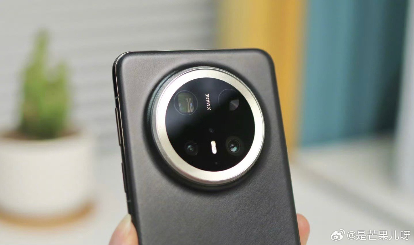 Mate70 Pro+的墨韵黑配色，整体质感依然在线，外观设计方面，采用圆润镜头