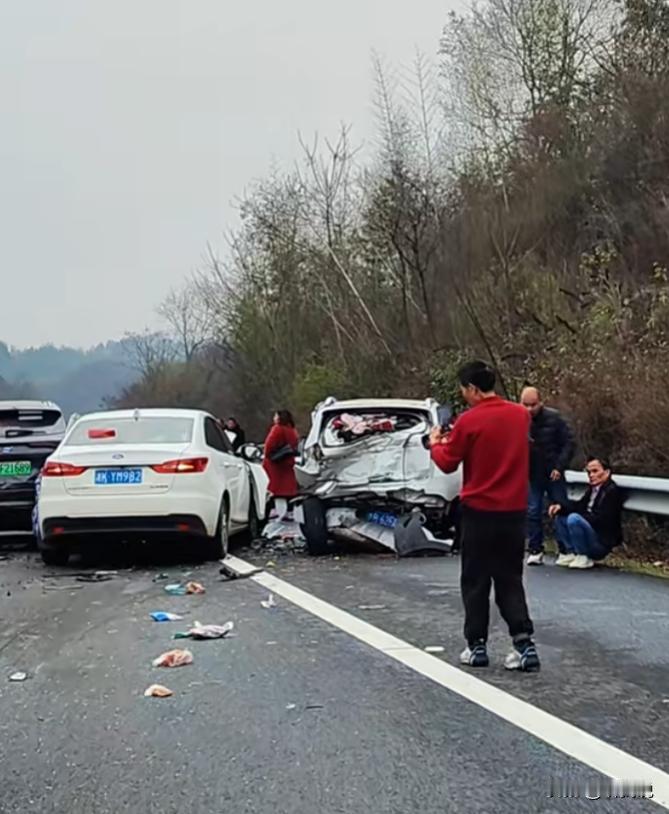 经历了一场高速事故，我才懂一家人别同坐一辆车，真不是危言耸听！

上个月，我们一