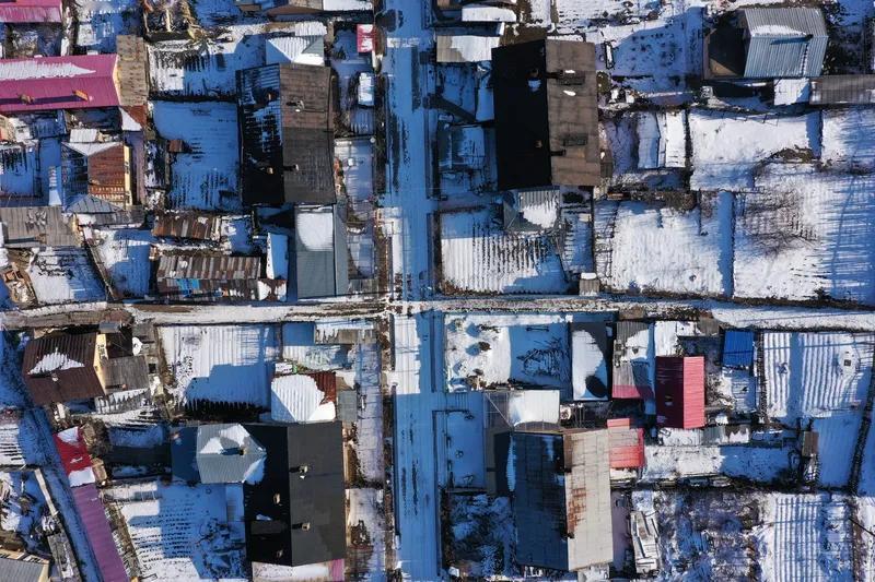 无题
雪裹寒亭万木残
竹山小经若铺毡
琼花玉树无人赏
满地白银冒青烟