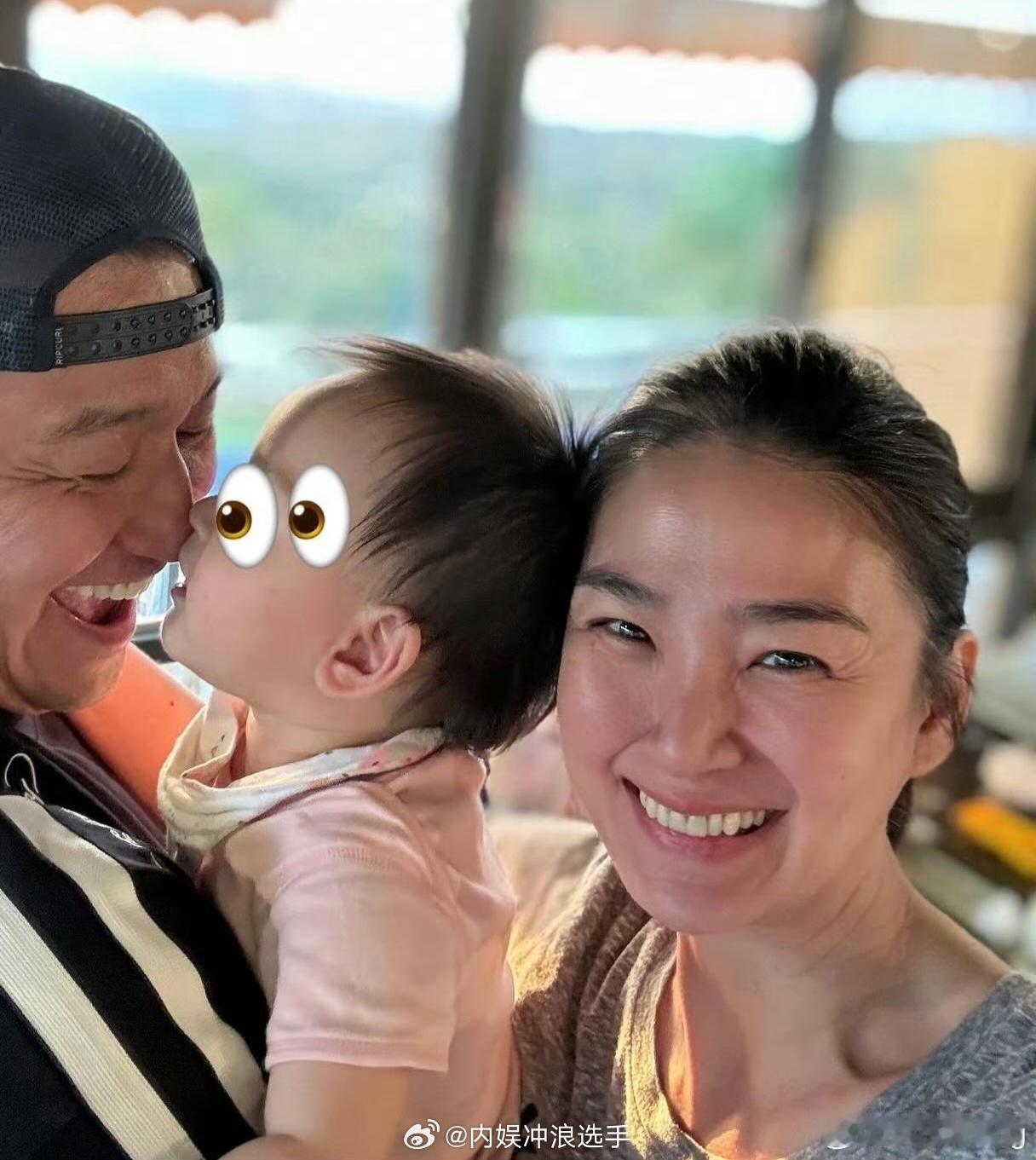 洪小铃晒一家三口合照洪小铃女儿近照 洪小铃晒一家三口合照，好幸福 