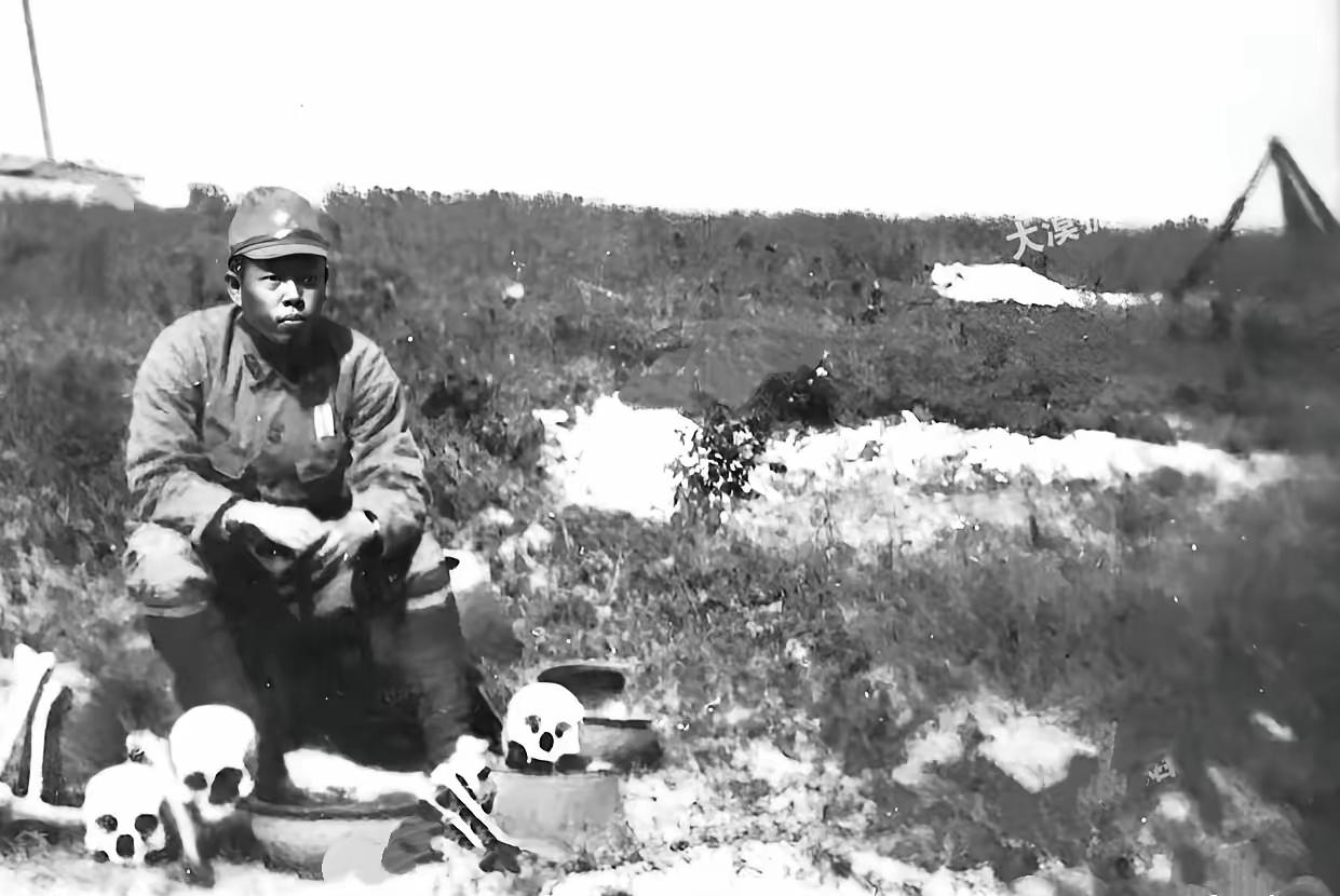 【老照片】1938年，华南敌后。

一名侵华日军士兵，竟将我抗日游击队烈士的头骨