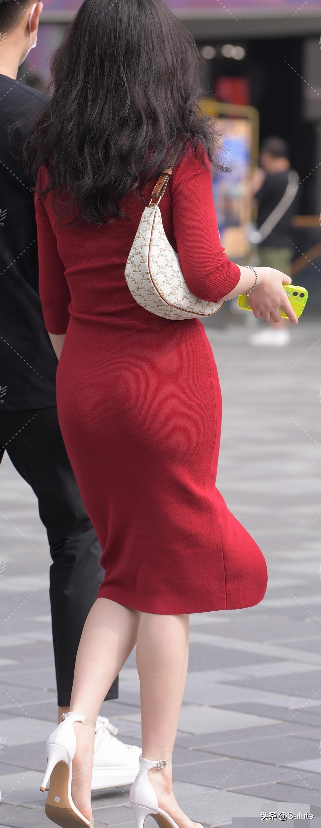 优雅红裙，手牵手漫步街头，浪漫氛围满满！💃💃💃