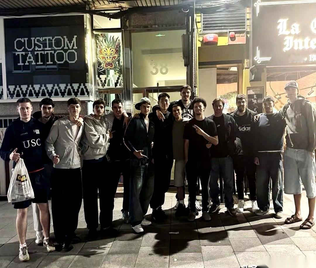 西班牙赛场，终场哨响，黄秋实猛地低头，手攥成拳。记分牌定格在79:80，只差一分