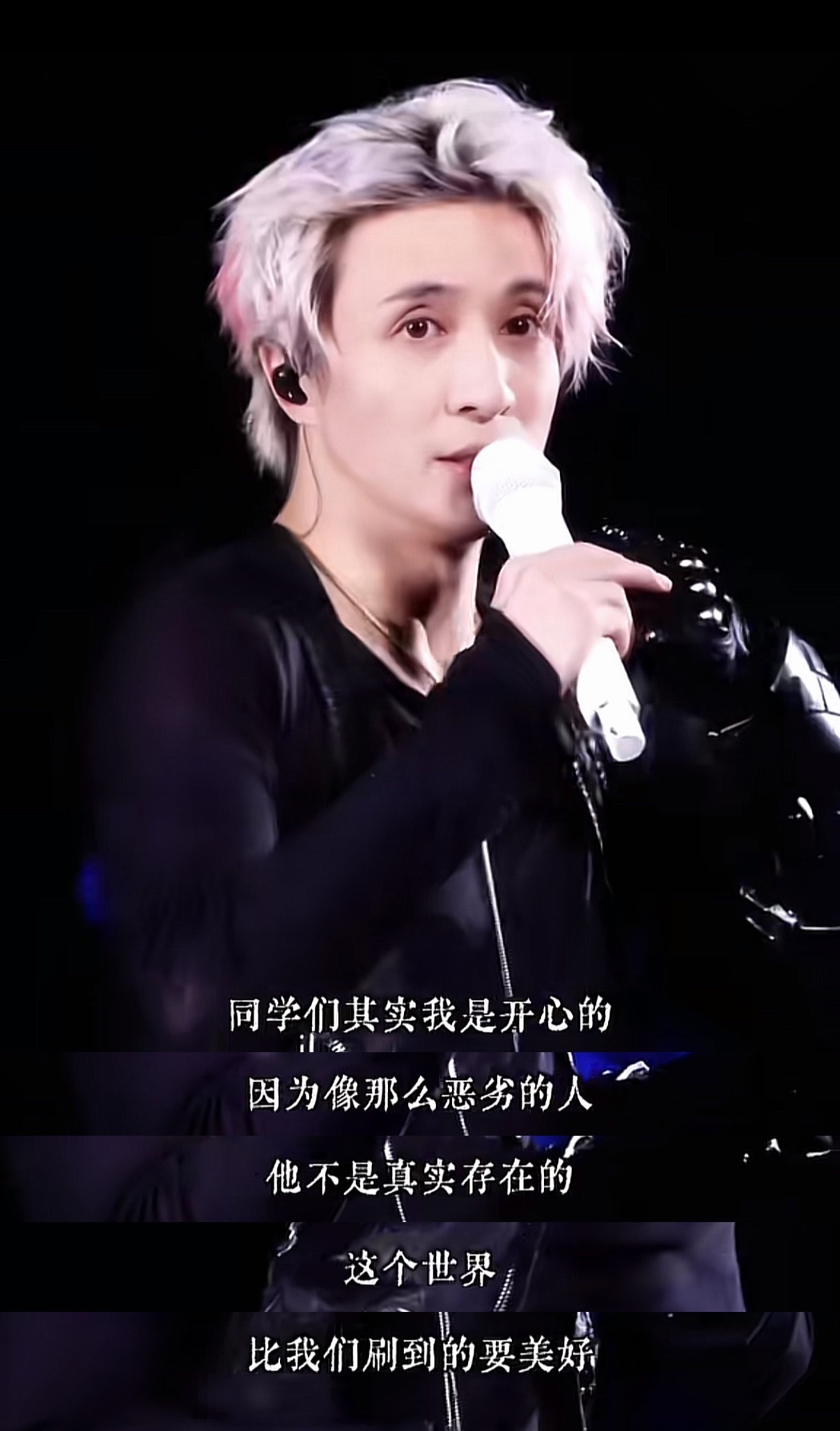 摆拍盲人女孩非先天失明盲道摆拍事件，连薛之谦都被骗了，他还在演唱会告诉粉丝，这个