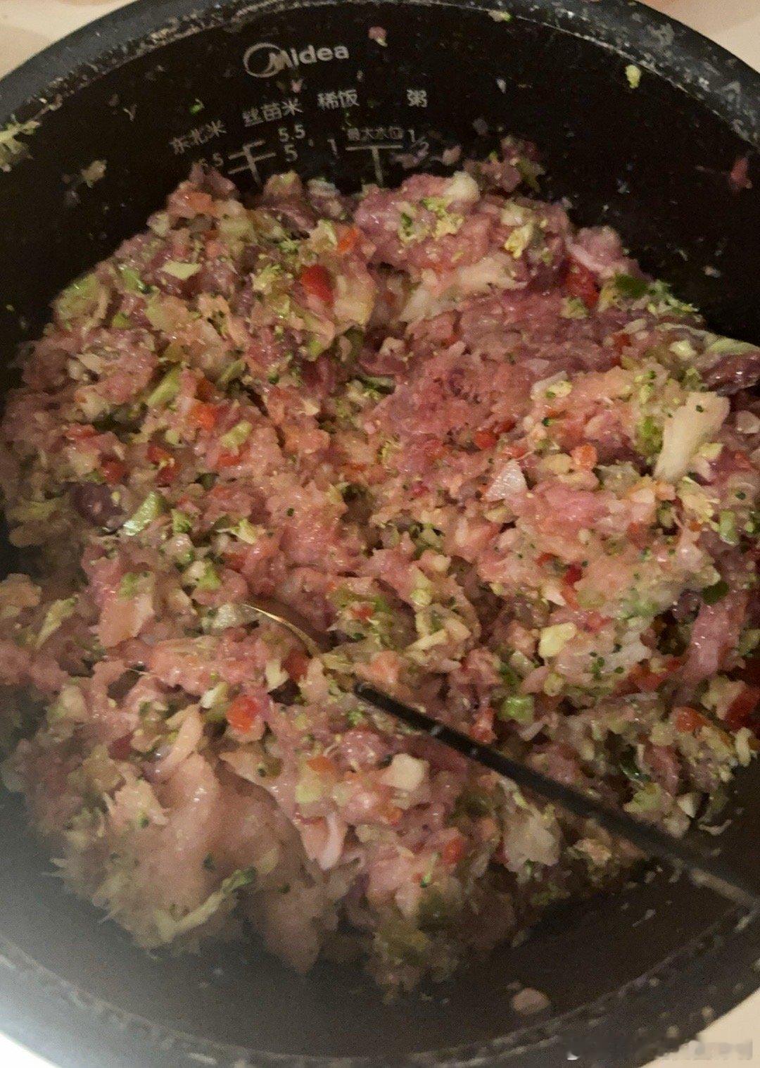 大半夜还在狗子备餐[泪] 铃铛已经很老了，去年开始就不吃狗粮改自己做饭了 