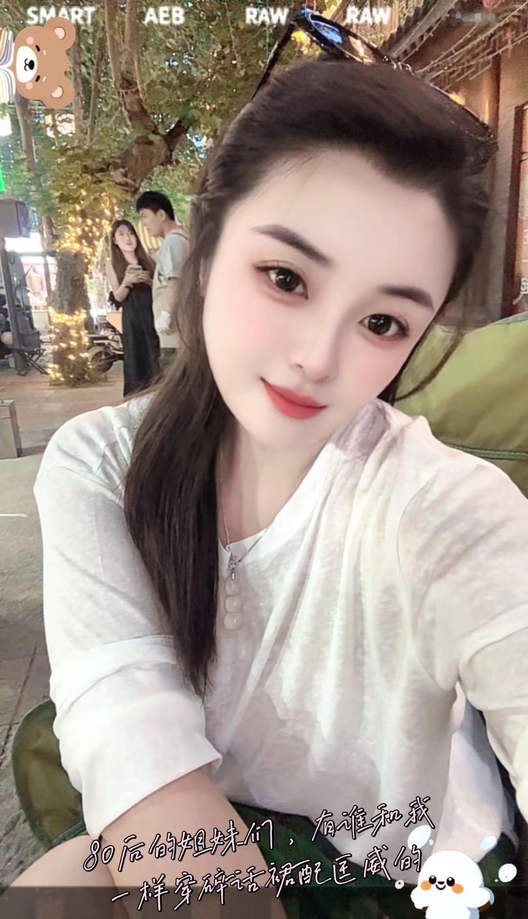 碎花裙的裙摆太轻，载不动我这一身反骨； Polo衫深情太柔，裹不住我这一身硬壳，