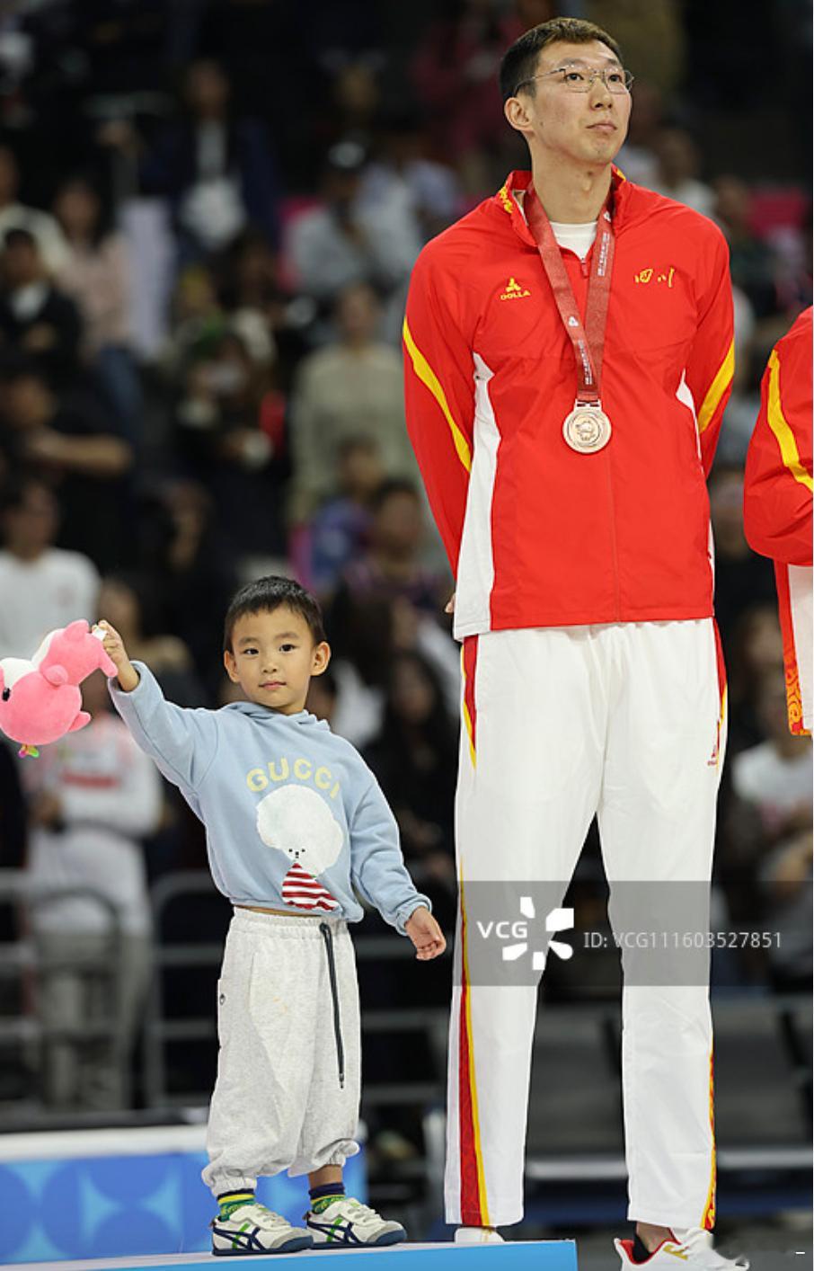 周琦：我儿只能站最高领奖台！！涂涂也好乖哦！！！！！
