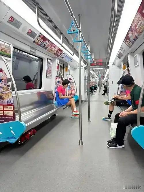 如中国人口降到8亿：地铁空了，医院不挤了，但养老金却崩了？
 
不少人畅想，如果
