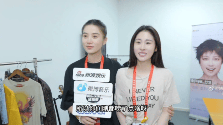 张碧晨宋佳探班李宇春演唱会 张碧晨和宋佳现身李宇春演唱会现场，还送上花篮，写着巡