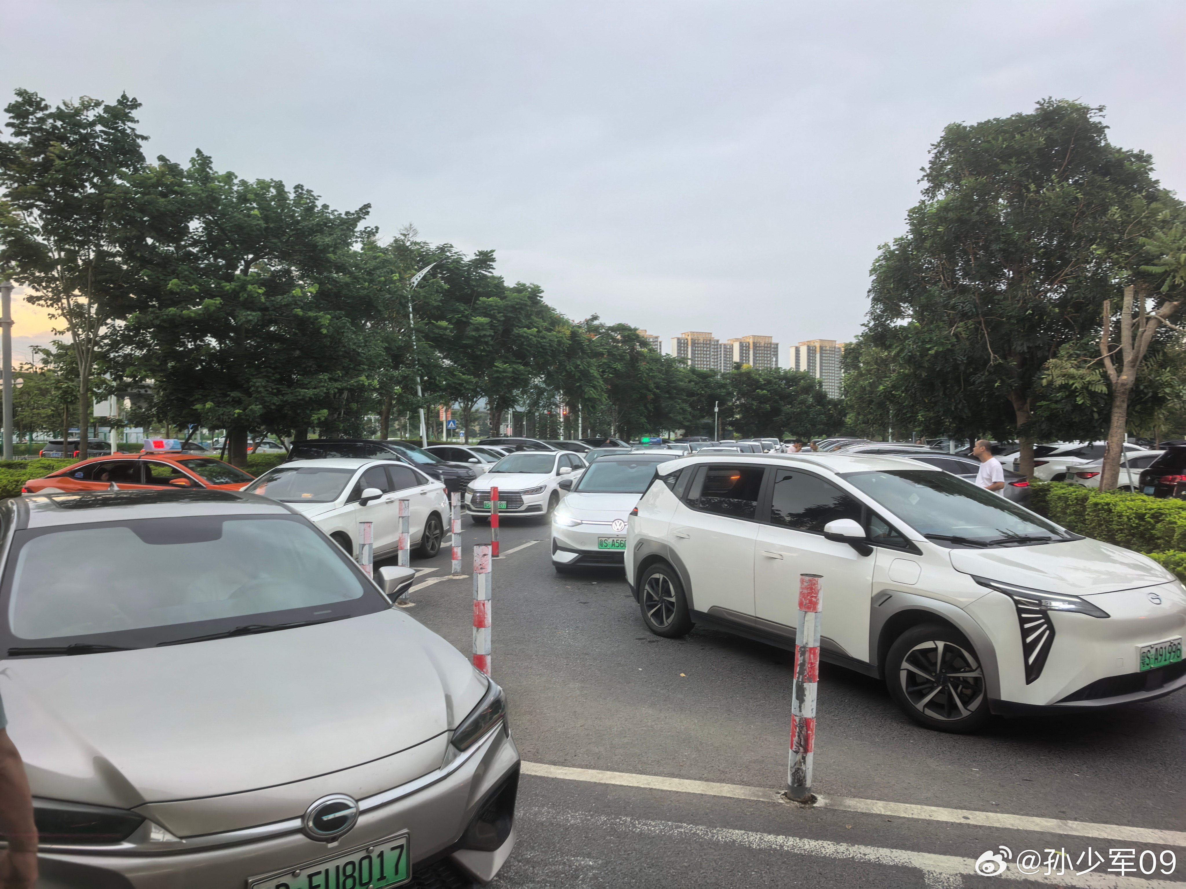 东莞南站网约车点很抽象，就设置两条道，前面车不走，后面根本没法动。结果就是只要有