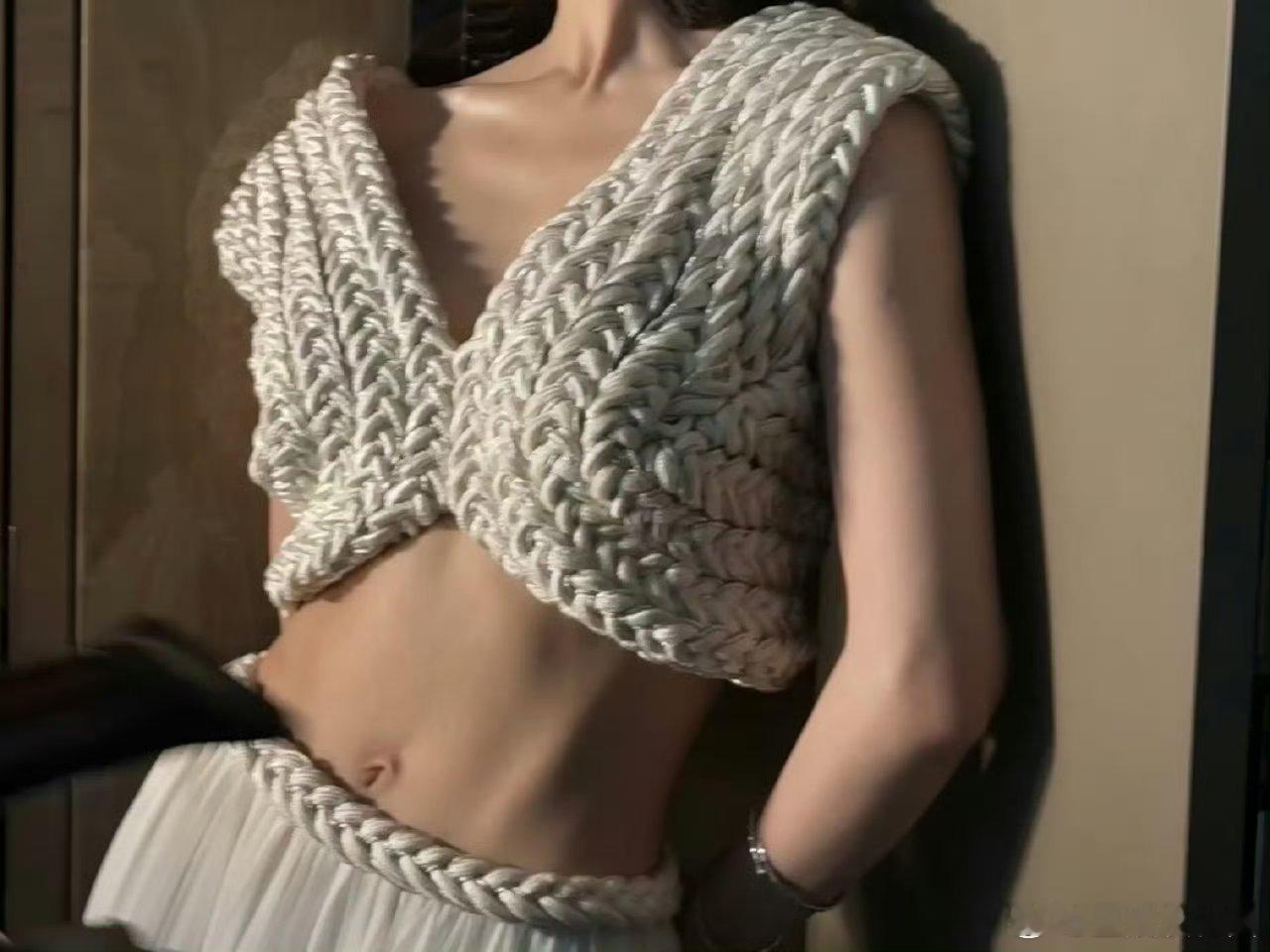 看到赵露思腹部阴影面的交错，真的是让人看的嘶哈嘶哈[彩虹屁][彩虹屁][彩虹屁]