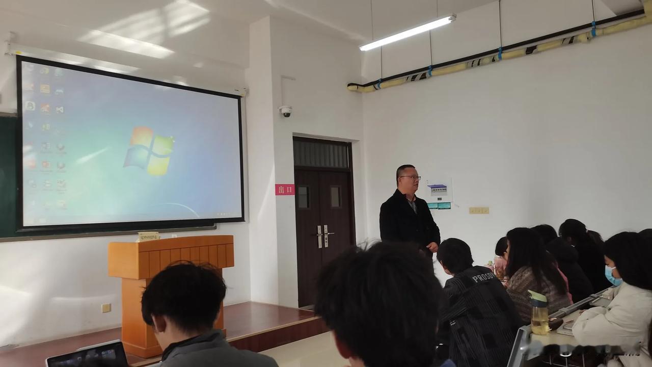 西风几时来，流年暗中换。往昔云烟，来不及驻足回望，转眼已是年末，又是一年感恩节。