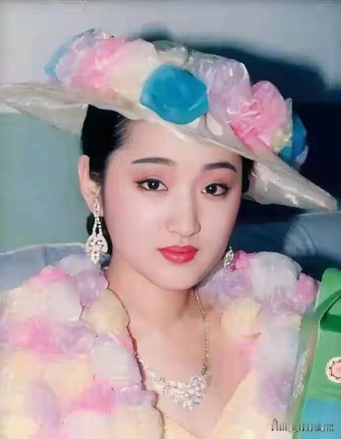 2025年湖南中秋晚会，54岁的杨钰莹身着粉色长裙翩然登台，一曲《轻轻告诉你》瞬