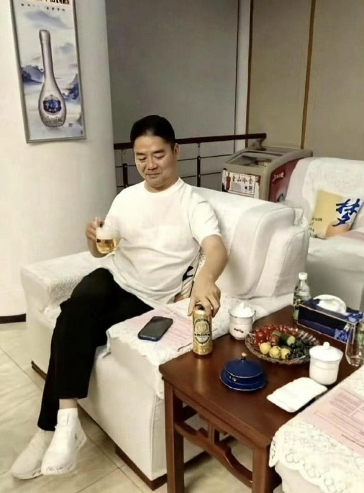 近日，刘强东回宿迁老家，喝了两场，一场是在凌晨的街头，烧烤摊上。

另一场是看苏
