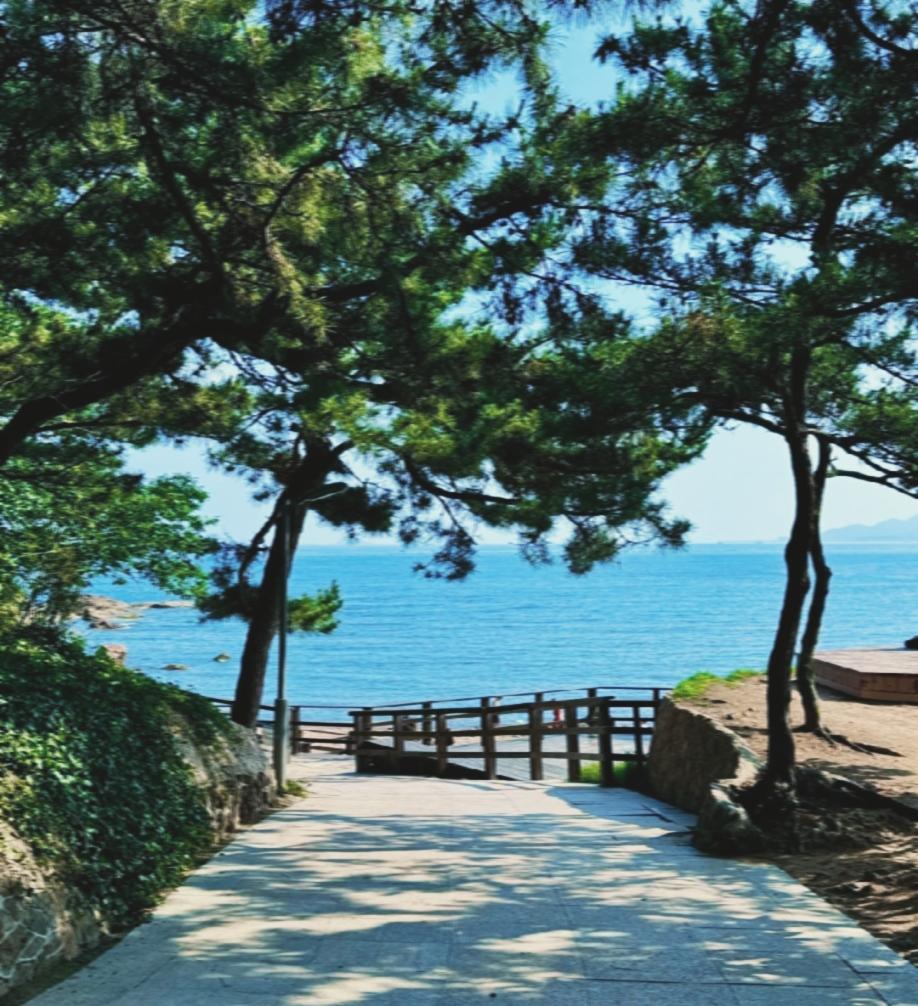 亿万富翁洛克菲勒说：
“一个月挣三千块钱，
你怎么节约也只有三千；
一个月挣两万