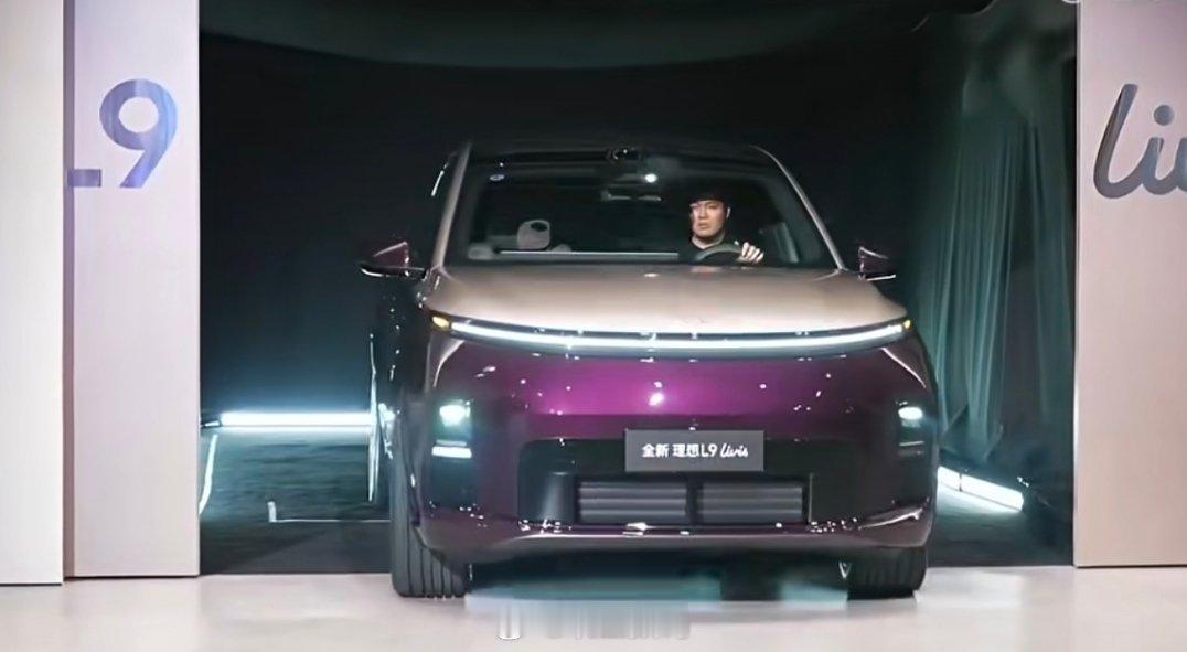 今天李想在车展想让理想L9livis自动开上台，结果半天没反应，最后还是由司机手