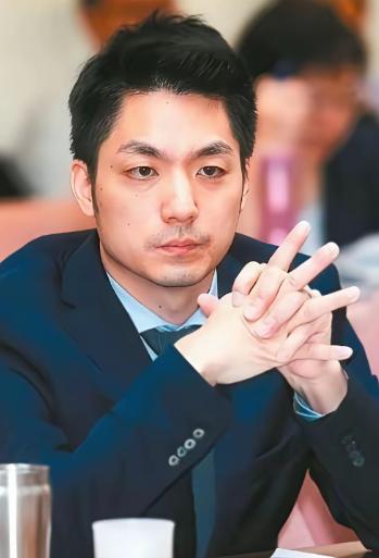 最近蒋家那边又传出消息，有后人站出来公开喊话，想把蒋介石和蒋经国的两口棺椁迁回大