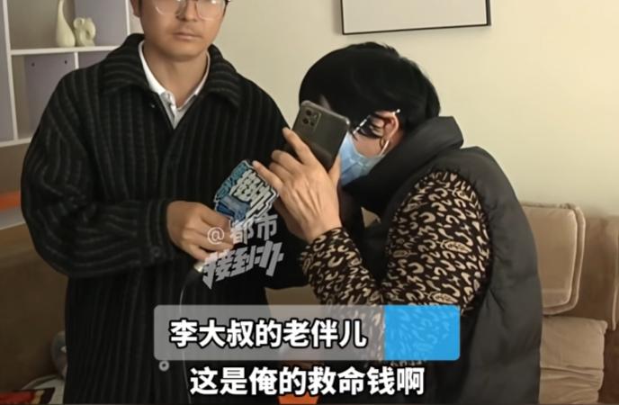 丈夫突发脑出血，妻子意外在床底发现200多枚金币，当场急疯：“我是第一次知道，这日子没法过了”