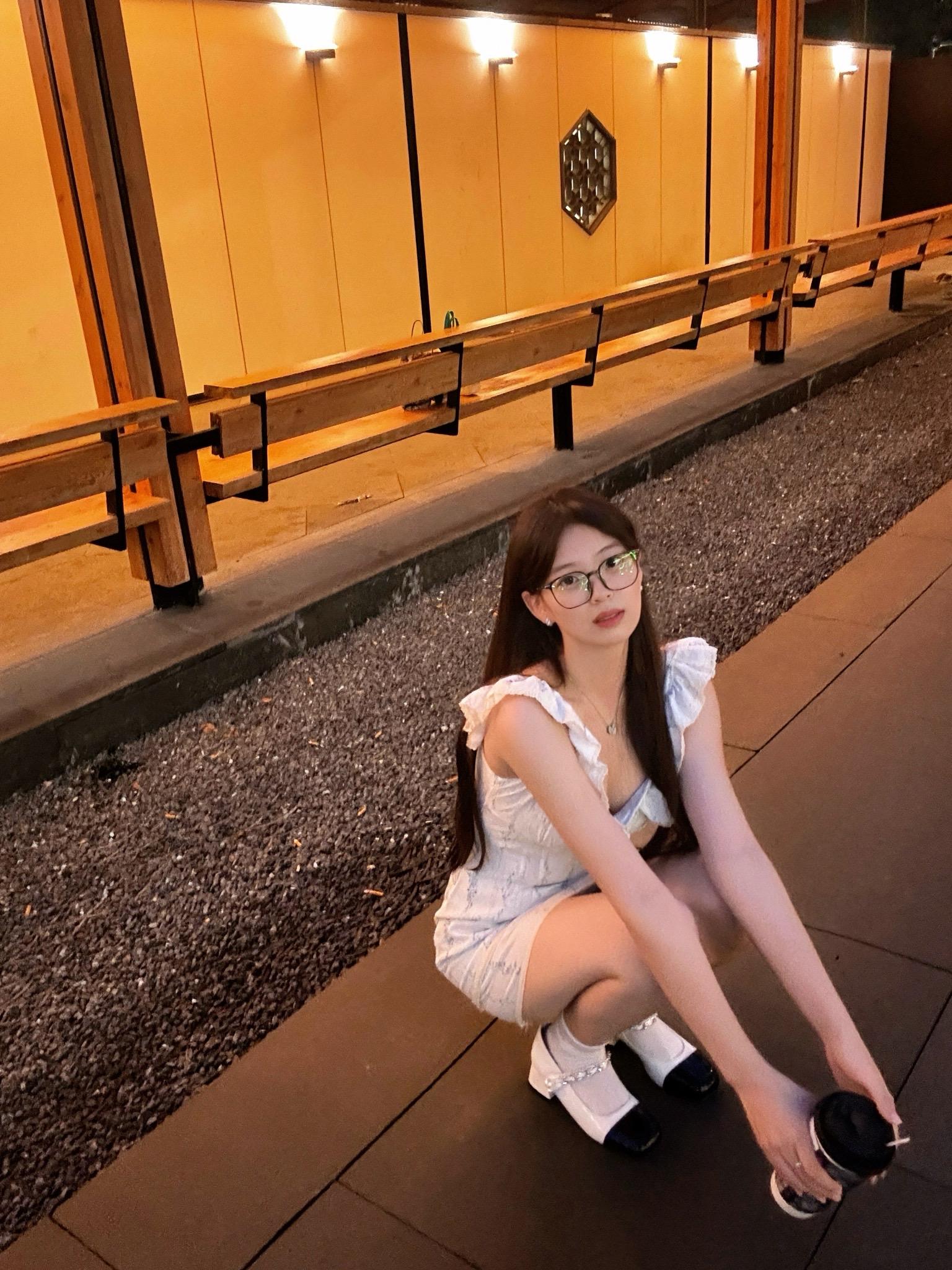 我这样的人 明明早就不信真心 却总在每一个字里行间中偷偷测量那是否算某种认真