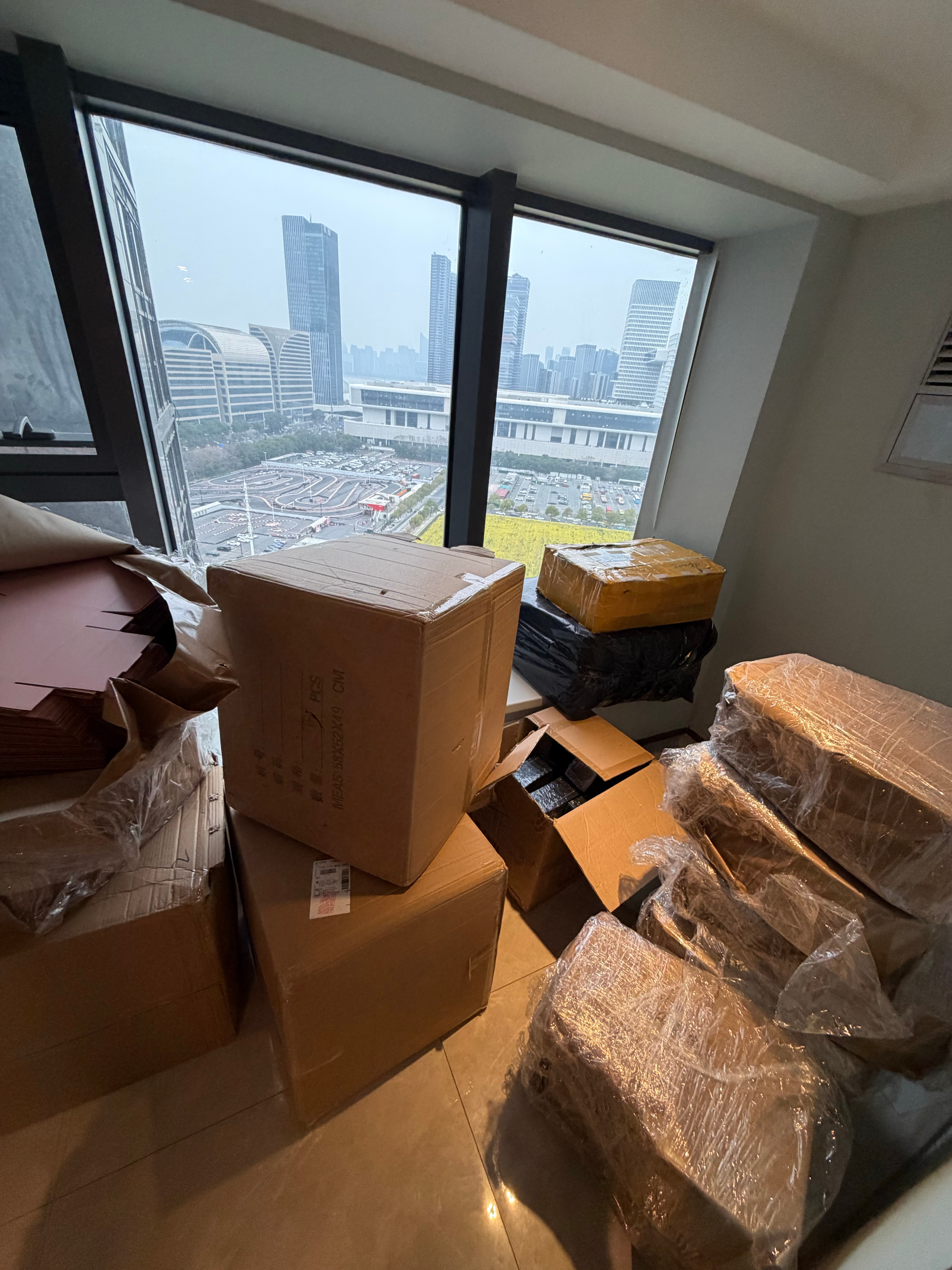 工作室搬好啦，这星期开始收拾，手链马上出现货了出现货后再播