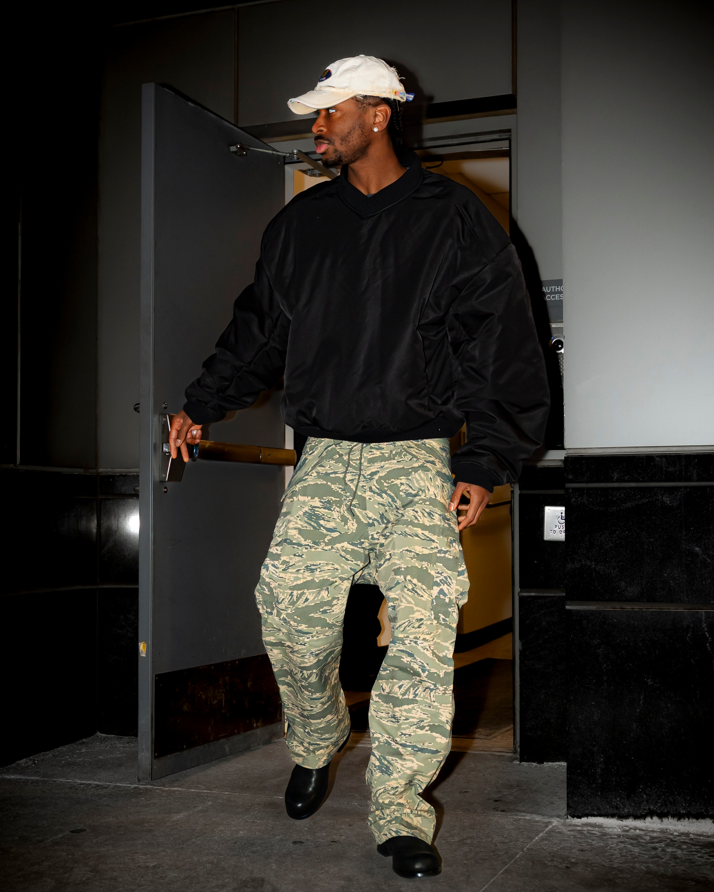 雷霆对阵森林狼的比赛即将开始，马戴派出的首发是：亚历山大、阿龙维金斯、多尔特、杰