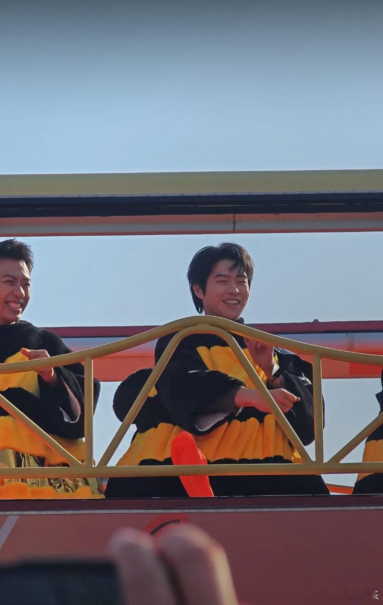 魏大勋魏大勋一个卖力跳一个卖力叫 谁懂！魏大勋在车窗里当巴士舞王，动作又萌又带劲