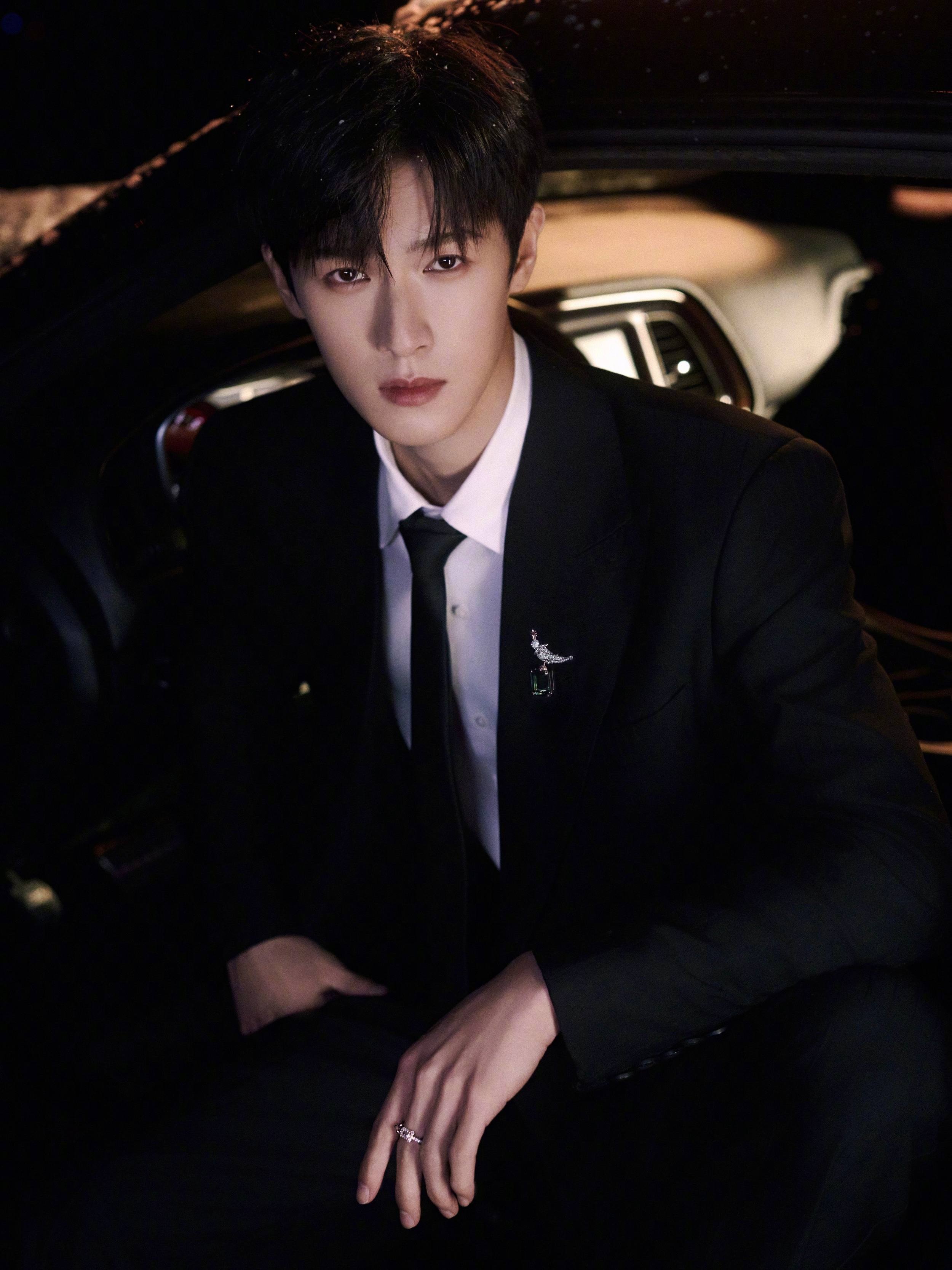 今日出席星光大赏红毯  的李昀锐｜造型，两套黑色西服造型，佩戴Tiffany &