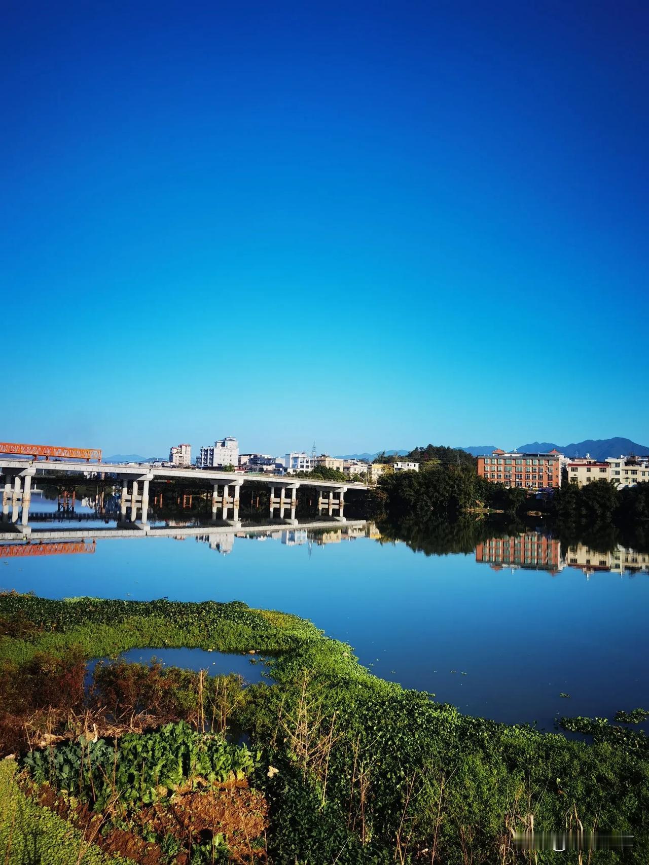晒出家乡的好风景水天一色的江畔，冬日暖阳，天很蓝和很清，很美。[比心]