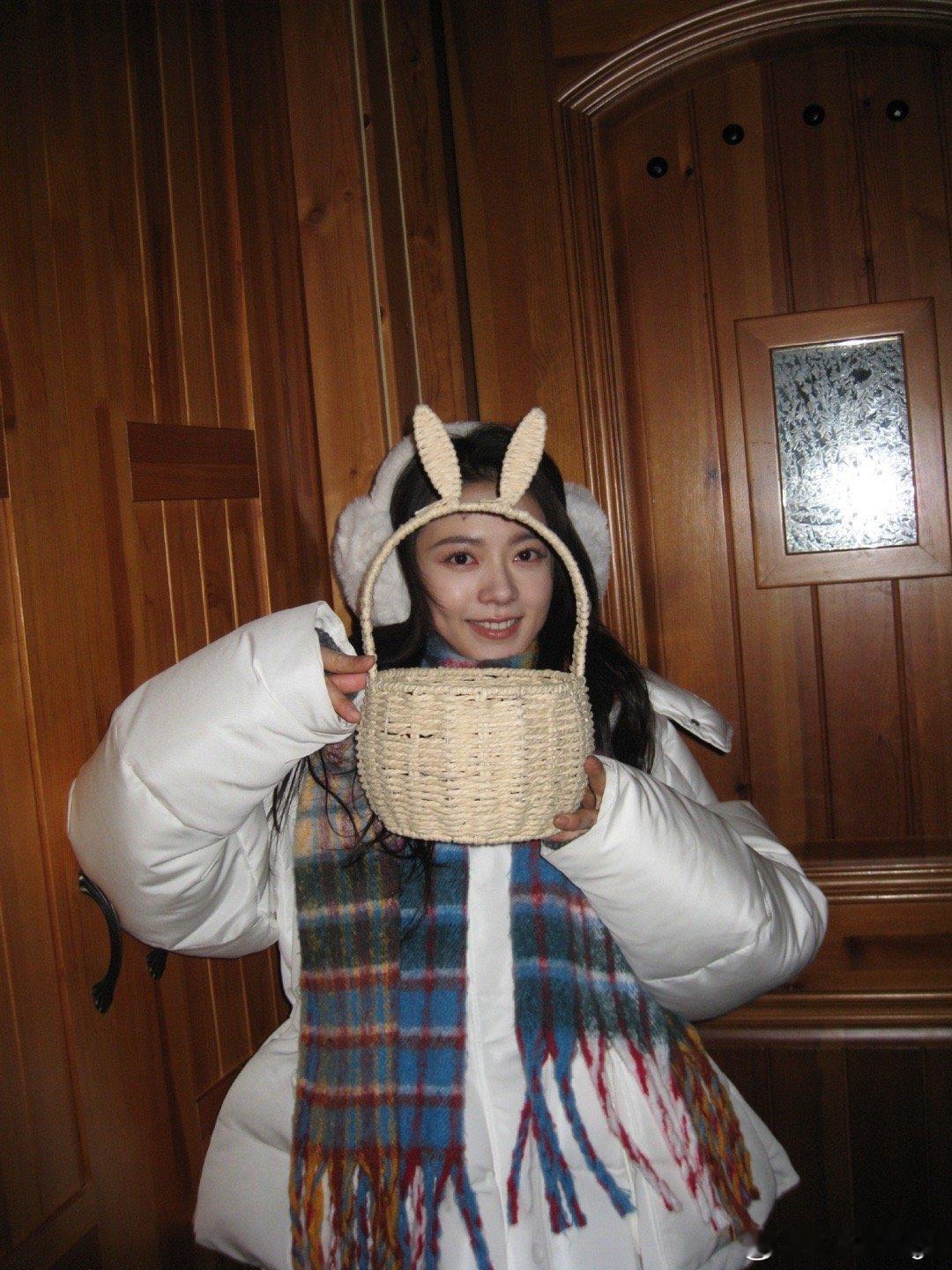 赵今麦说谢谢大家送的骄阳 这束光因你而亮，也因千万观众而炽热。《骄阳似我》破30