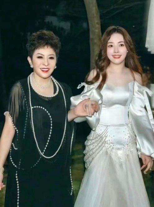 向太又发视频暴料了，这次谈的是她和郭碧婷的豪门婆媳关系，向太和郭碧婷爸爸的"隔空