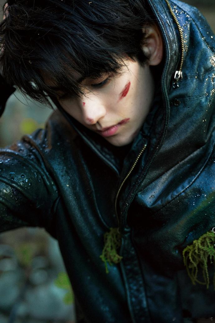 每一张黄俊捷的写真都让人不自觉地想起金十三在剧中的身影，那种背负血仇、忍辱负重的